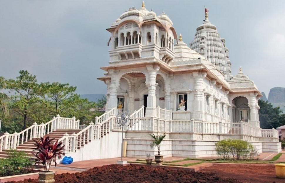 Featured image of post Shri Gajanan Maharaj Sansthan Omkareshwar My god that place was so beautiful mountains lake greenery there is temple located on mountain in temple there is small water pond there are idols of ganesha laxmi shivling gajanan maharaj krishna and on foothill of the mountain